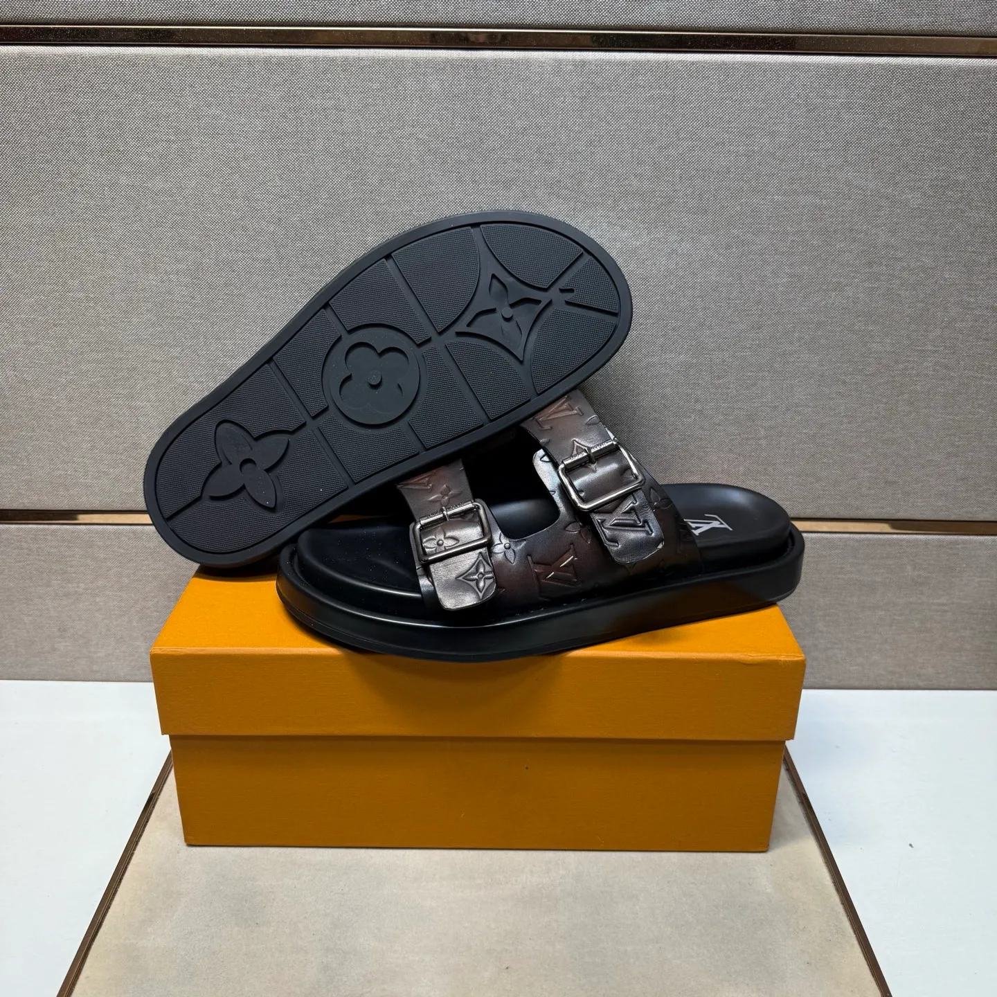 ⬛️Men's shoes 💰p400 [LV～] Men's casual slippers 2025z cabinet sales simultaneously 🔶Size: 39-44#️⃣ 🔷2 colors🔜The upper is made of cowhide stitching➕Genuine leather lining, comfortable and breathable, sole: original comfortable and wear-resistant outsole, ⚠️Real 📱Photographed🎬The real thing is better📢📢📢